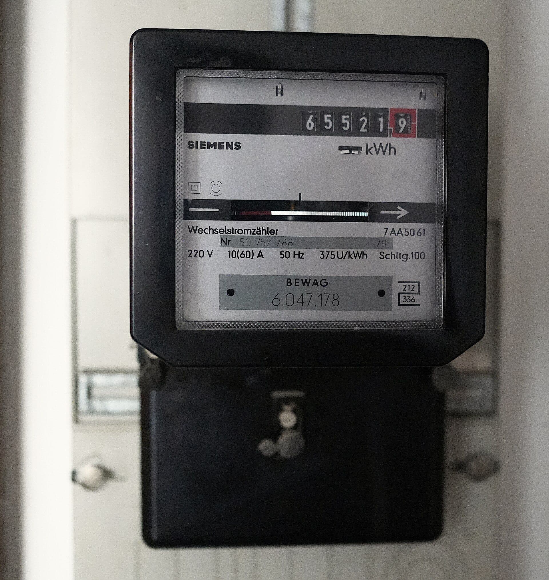 Household electricity meter used for controlled load and off-peak tariff checks