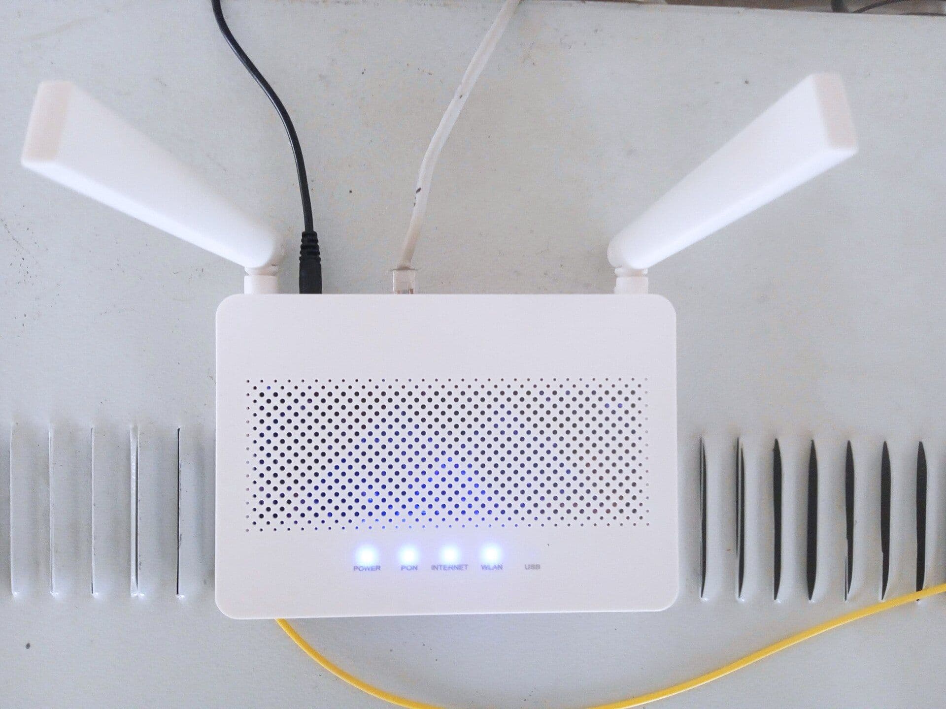 Real photograph of a modern Wi-Fi router used in a home mesh network guide