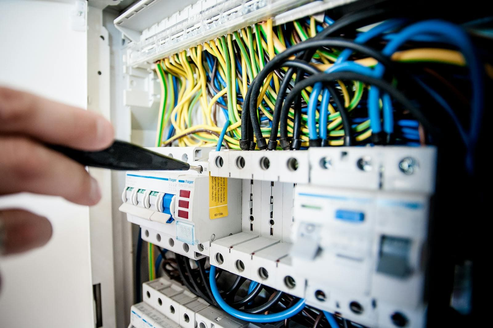 Compare the cheapest electricity rates in Victoria guide cover image