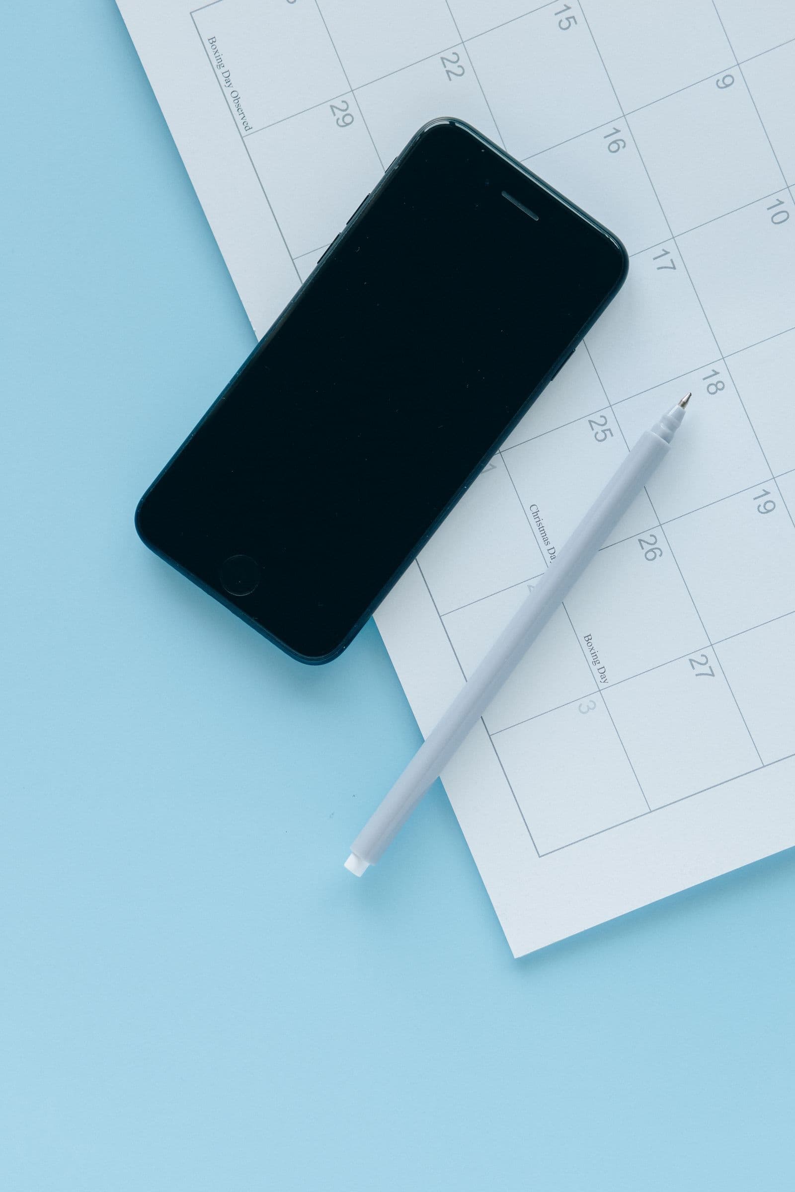 Smartphone beside a calendar used to compare a 365-day prepaid plan