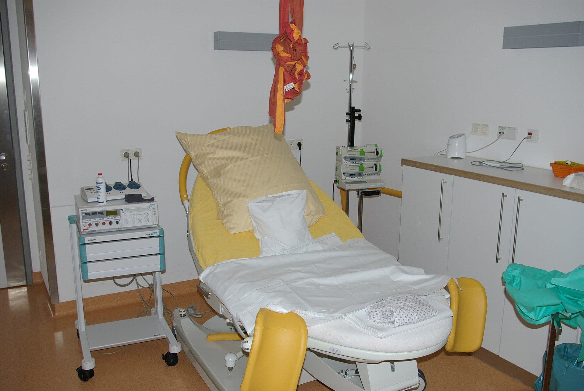 Maternity hospital room representing Gold hospital cover